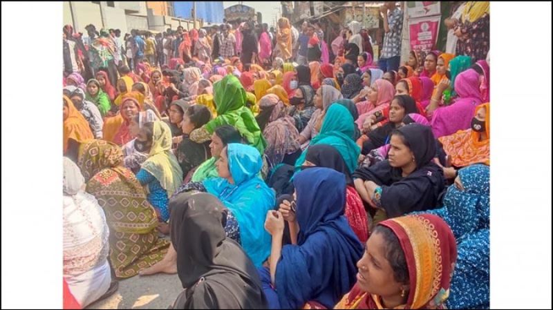 আশুলিয়ায় বকেয়া বেতনের দাবিতে শ্রমিকদের সড়ক অবরোধ